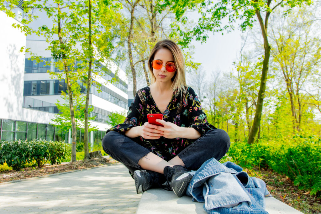 mujer con gafas de sol