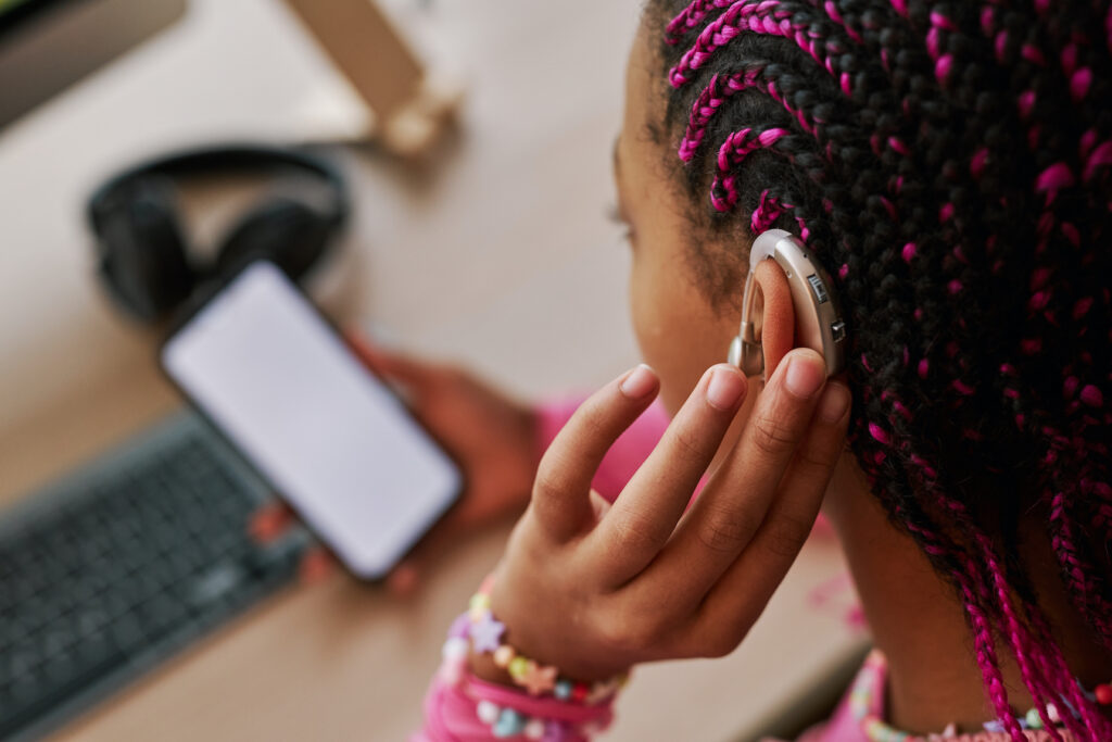 Adolescente con pérdida auditiva