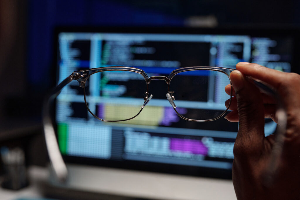 Gafas con tratamiento antirreflejo bajo luz artificial