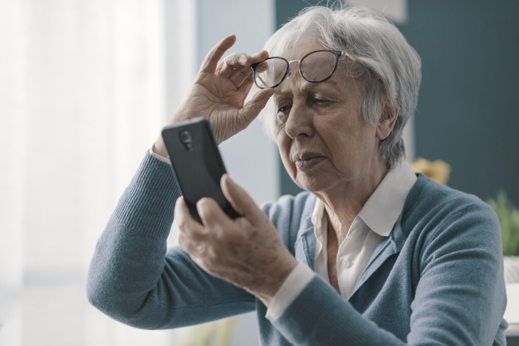 Persona adulta con dificultades para ver