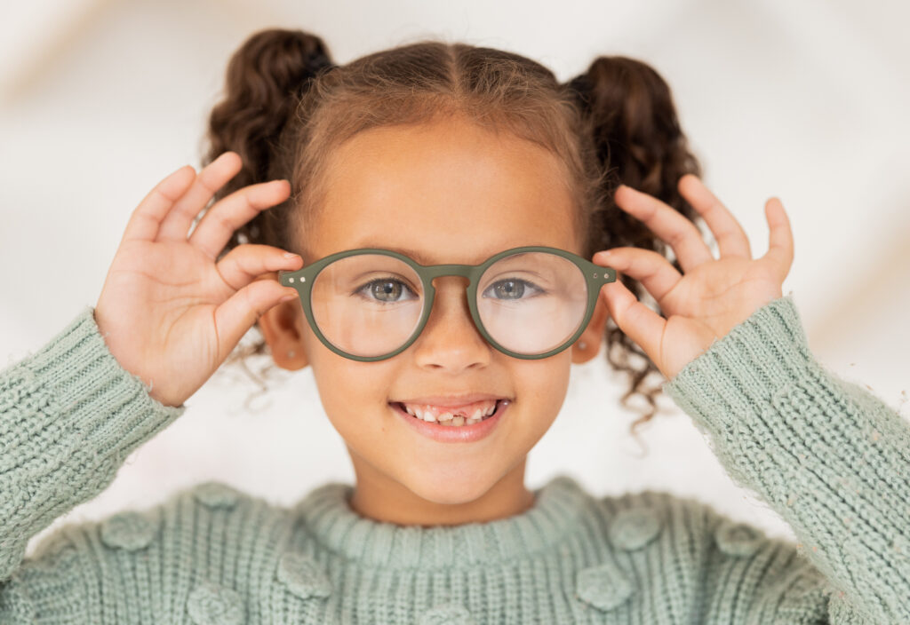 Niña en edad escolar con gafas