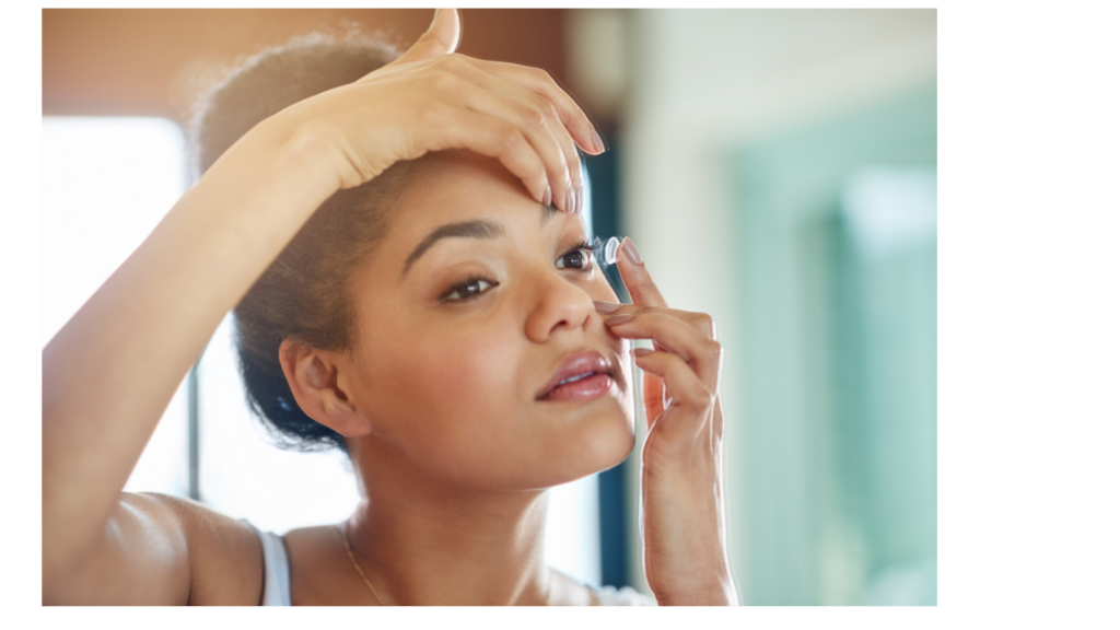 "Mujer con lentes de contacto, ideales para distintas necesidades visuales."