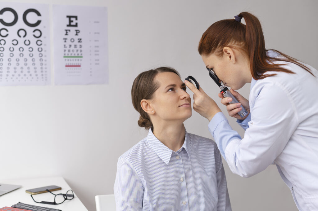 “Paciente durante examen corneal en consulta óptica. Queratocono”
