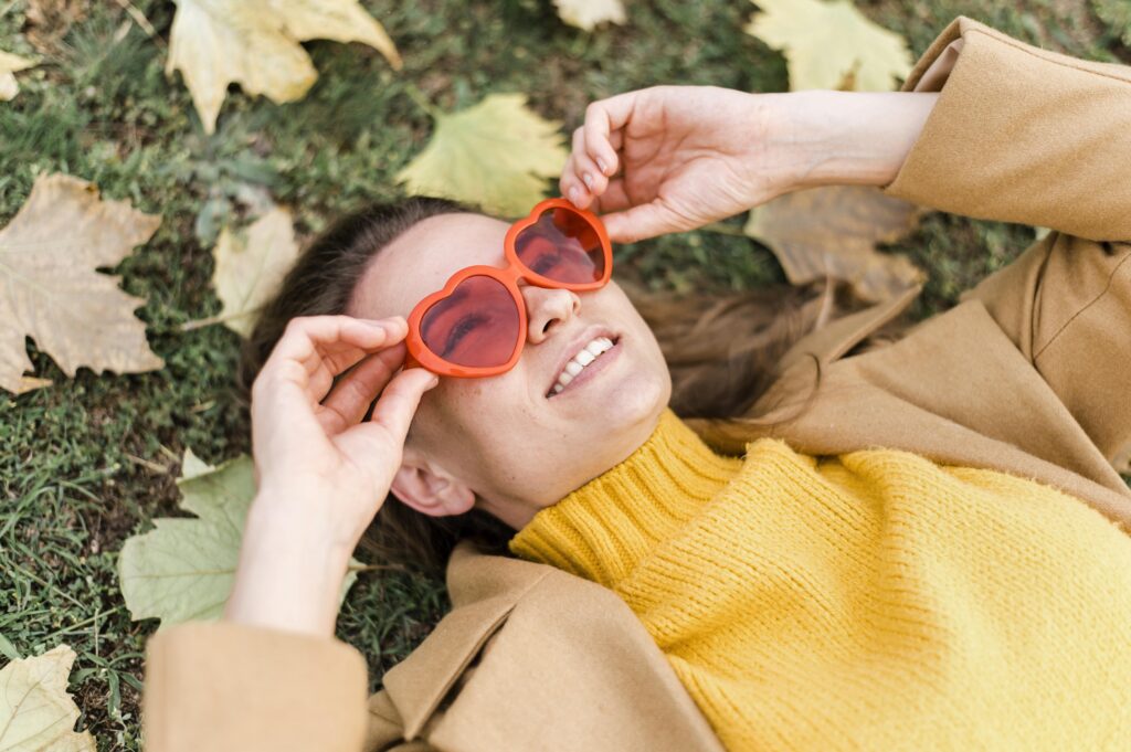 “Persona al aire libre usando gafas de sol en otoño.”