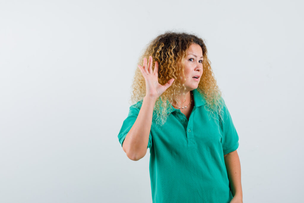 “Paciente tocando su oído preocupado por pérdida repentina de audición.pérdida auditiva súbita.”