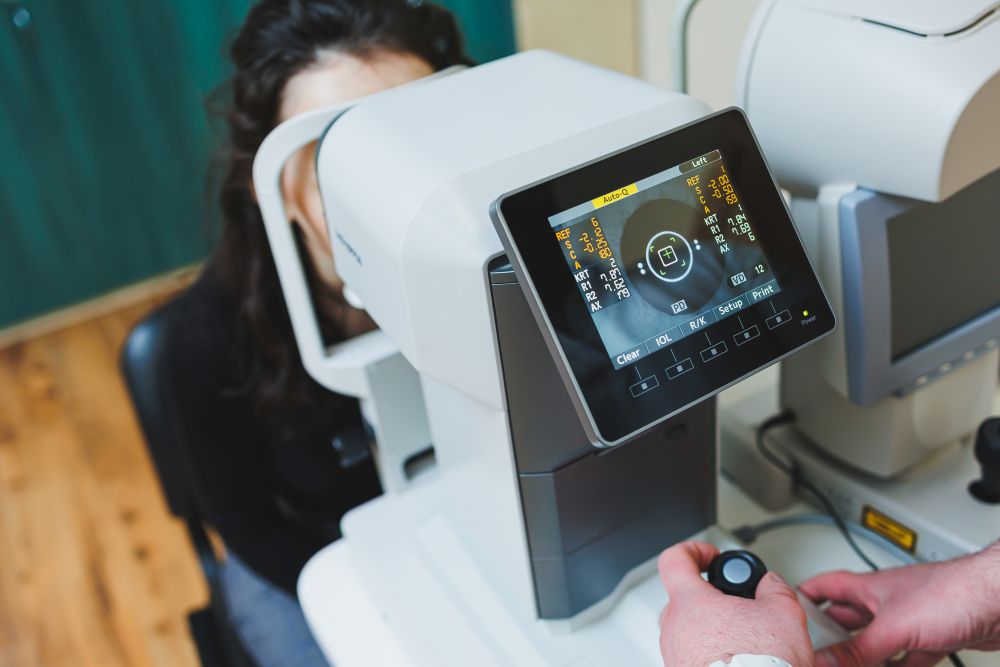 Medición de la presión intraocular para detección de glaucoma en Toledo.