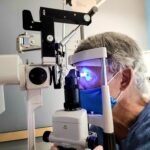 Optometrista de Optiaudio realizando una retinografía en Toledo.