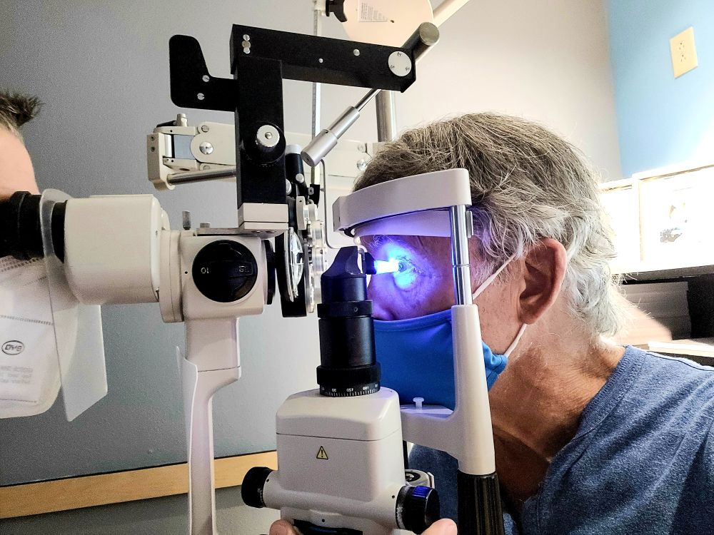 Optometrista de Optiaudio realizando una retinografía en Toledo.