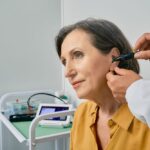 Audioprotesista realizando monitorización auditiva para prevenir la ototoxicidad en Toledo.