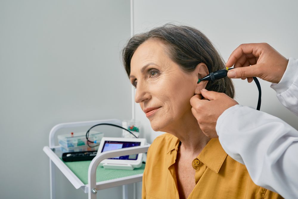 Audioprotesista realizando monitorización auditiva para prevenir la ototoxicidad en Toledo.