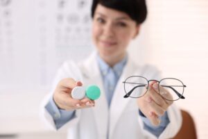Diagrama de enfoque de la luz en un ojo con astigmatismo vs ojo sano.