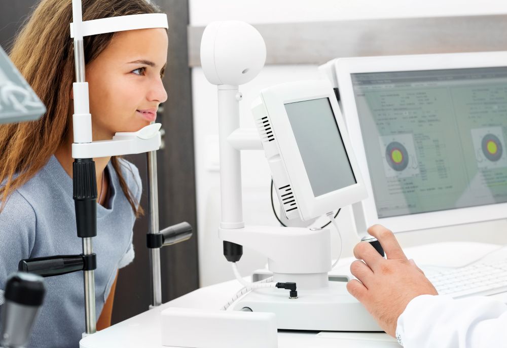 Especialista realizando topografía corneal para medir el astigmatismo en Toledo.