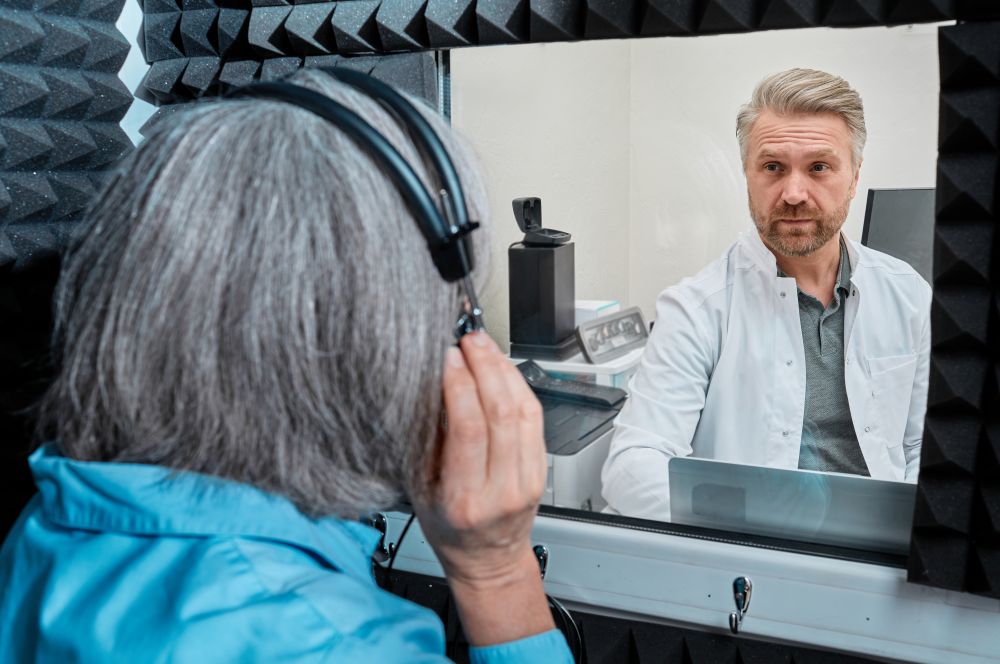 Especialista de los Centros Auditivos Fonix realizando una audiometría para diagnosticar la presbiacusia en Toledo