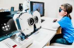 Optometrista pediátrico de Optiaudio realizando una prueba de estereopsis para detectar Ambliopía en Toledo.