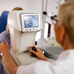 Optometrista de Optiaudio realizando un examen de fondo de ojo para evaluar Miodesopsias en Toledo.