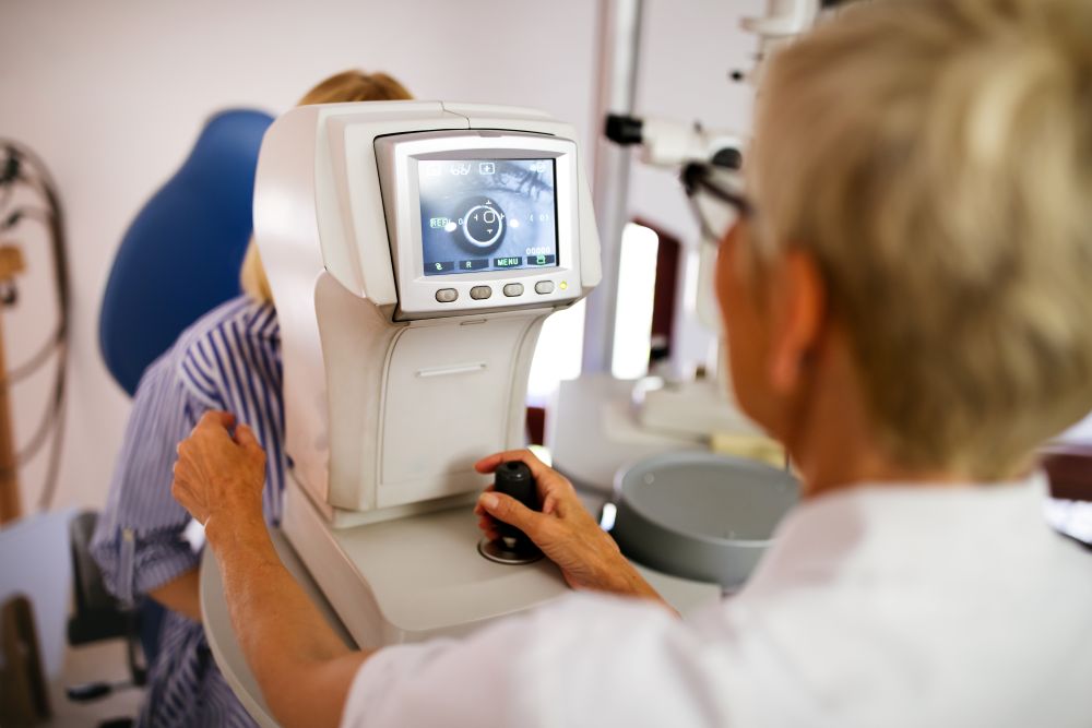 Optometrista de Optiaudio realizando un examen de fondo de ojo para evaluar Miodesopsias en Toledo.
