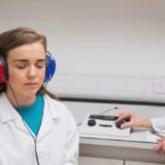 Audiólogo de Centros Auditivos Fonix realizando una audiometría para evaluar los efectos de un trauma acústico en Toledo