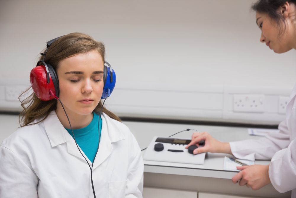 Audiólogo de Centros Auditivos Fonix realizando una audiometría para evaluar los efectos de un trauma acústico en Toledo