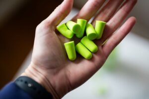 Paciente probando unos protectores auditivos a medida diseñados para prevenir el trauma acústico en conciertos