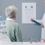 Optometrista de Optiaudio evaluando la graduación de cerca para diagnosticar la presbicia en Toledo.