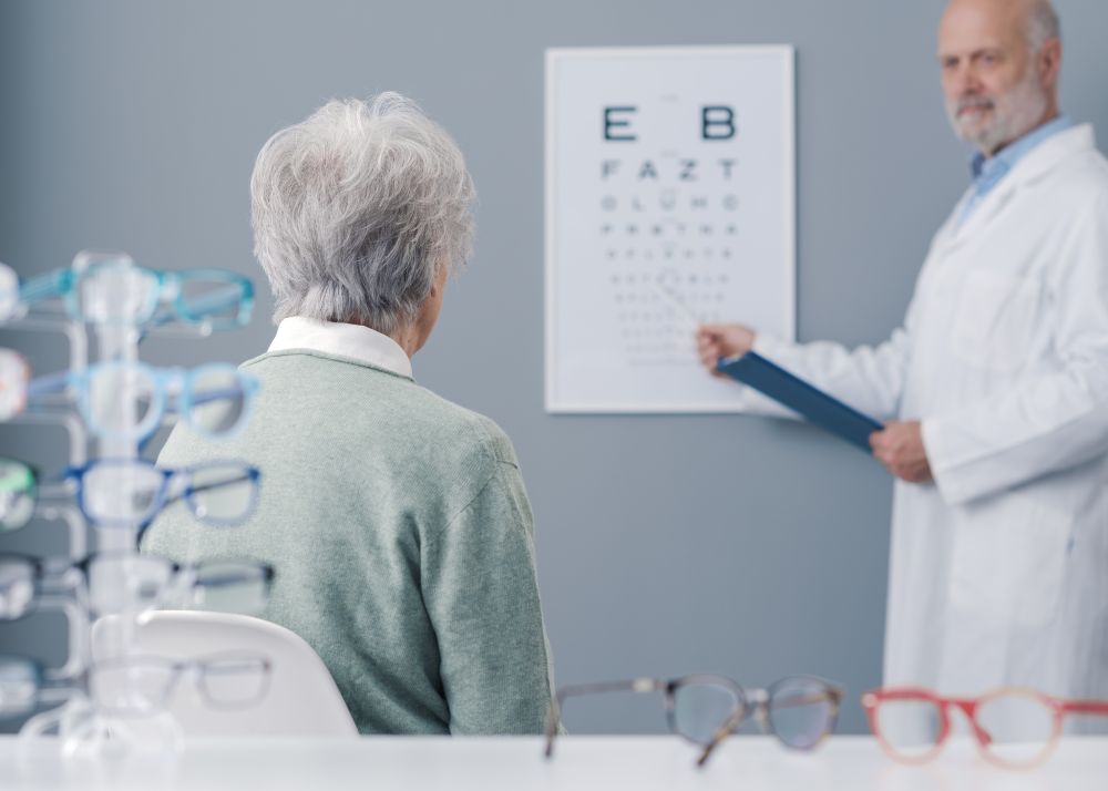 Optometrista de Optiaudio evaluando la graduación de cerca para diagnosticar la presbicia en Toledo.