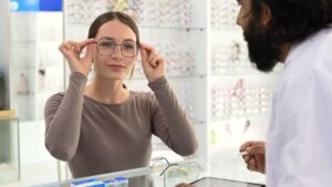 Paciente probando gafas con lentes progresivas avanzadas para corregir la presbicia